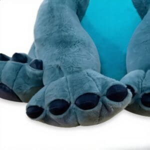 Närbild på Stitchs plyschtass, 40 cm