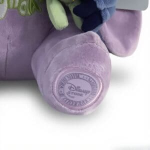 Närbild på Stitchs babymjukisdjurs tass med Disney-märke
