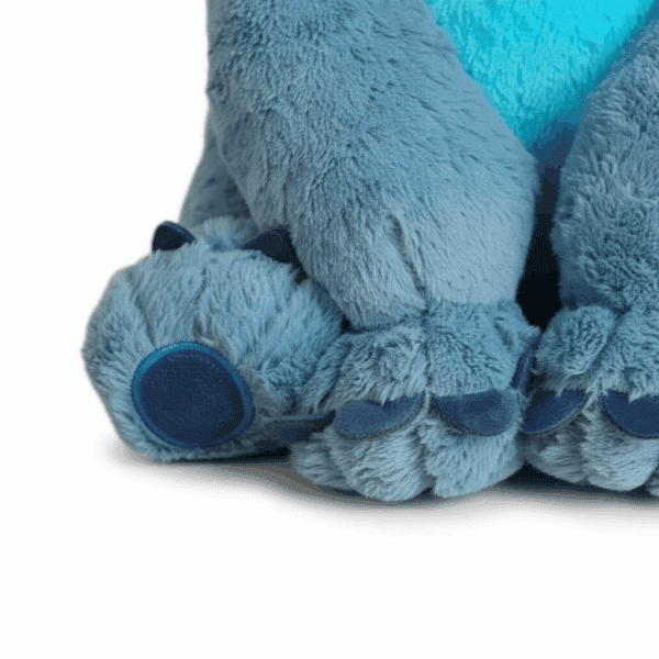 zoom på detaljer sömmar plysch Stitch 55 cm