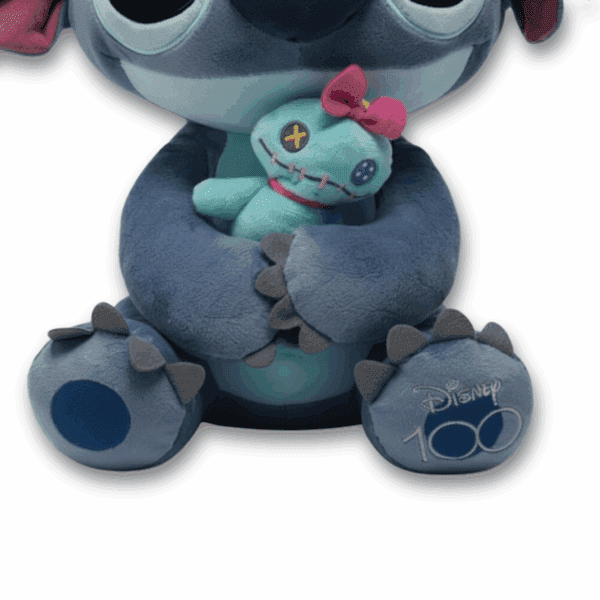 Zoom på tassarna av den officiella Disney Stitch Gosedjur 100 år, 20cm