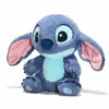 Letar du efter en mjuk Stitch-plysch? Upptäck vår 35 cm 100% officiella modell, med sammetslen päls. Den perfekta Disney-kramen.