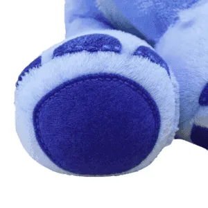 Närbild på Stitchs tass, billigt gosedjur